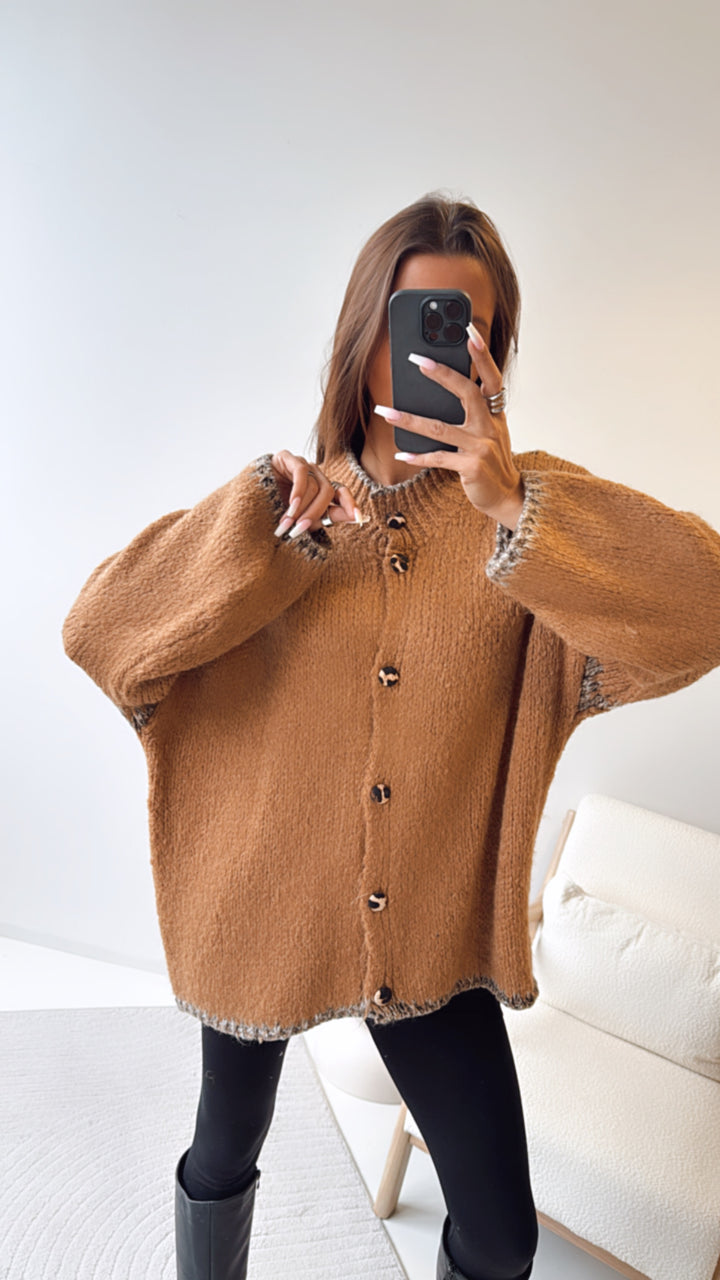 Strick Cardigan mit Leo Knöpfen / camel Art. 8302