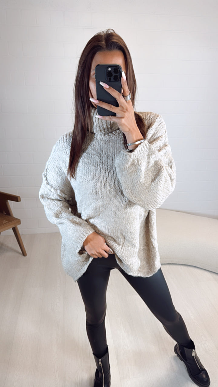 Rollkragen Pullover mit Akzenten / beige - weiss Art. 8152