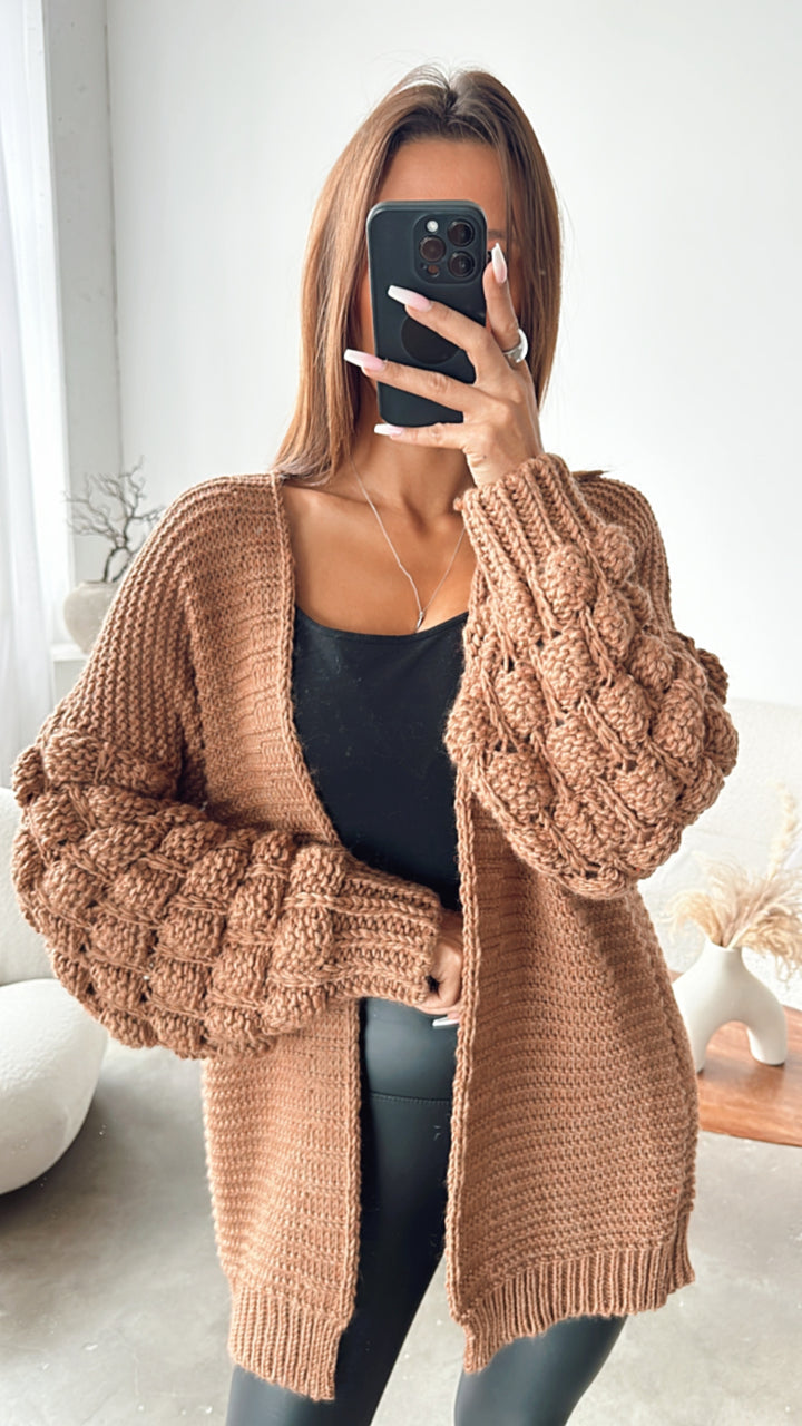 Cardigan mit Pompom-Ärmel  kurz / camel - Art. 0292