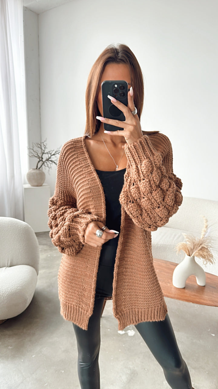 Cardigan mit Pompom-Ärmel  kurz / camel - Art. 0292