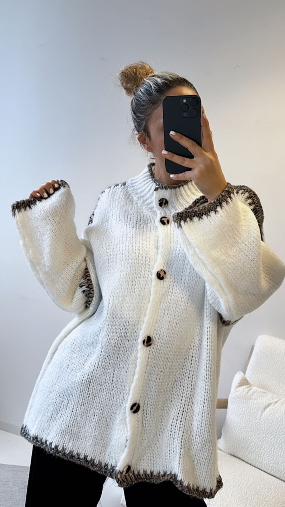 Strick Cardigan mit Leo Knöpfen / wollweiss Art. 7680