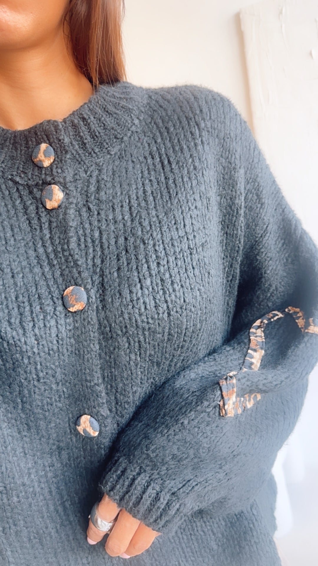 Strick Cardigan mit Leo Akzenten / schwarz Art. 7547