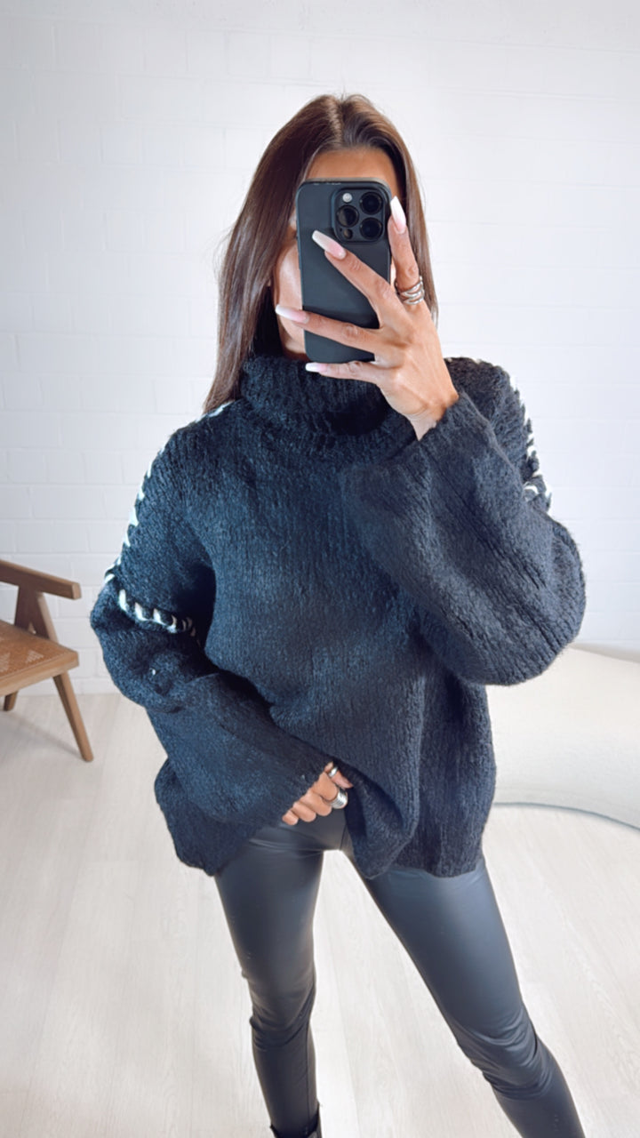 Rollkragen Pullover mit farblichen Akzenten / schwarz - weiss Art. 8154