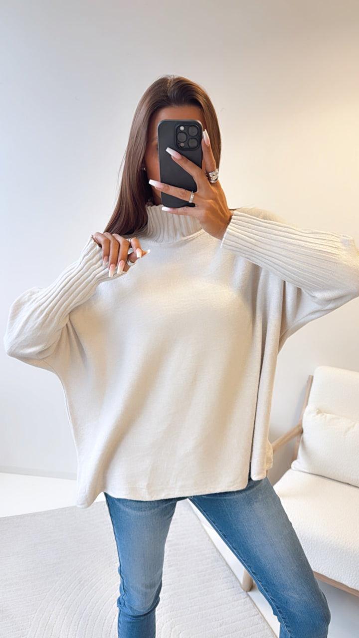 weicher Pullover mit geripptem Stehkragen / beige Art. 8343