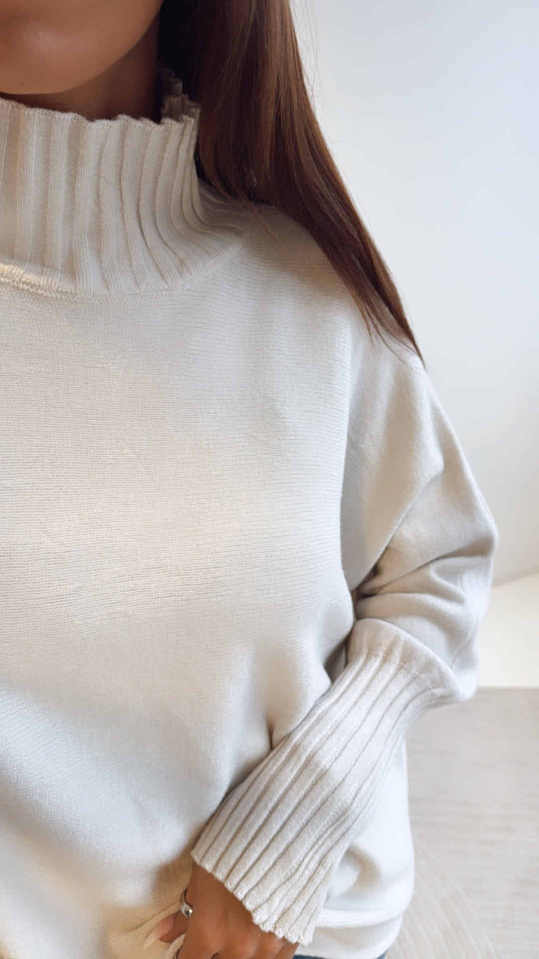 weicher Pullover mit geripptem Stehkragen / beige Art. 8343