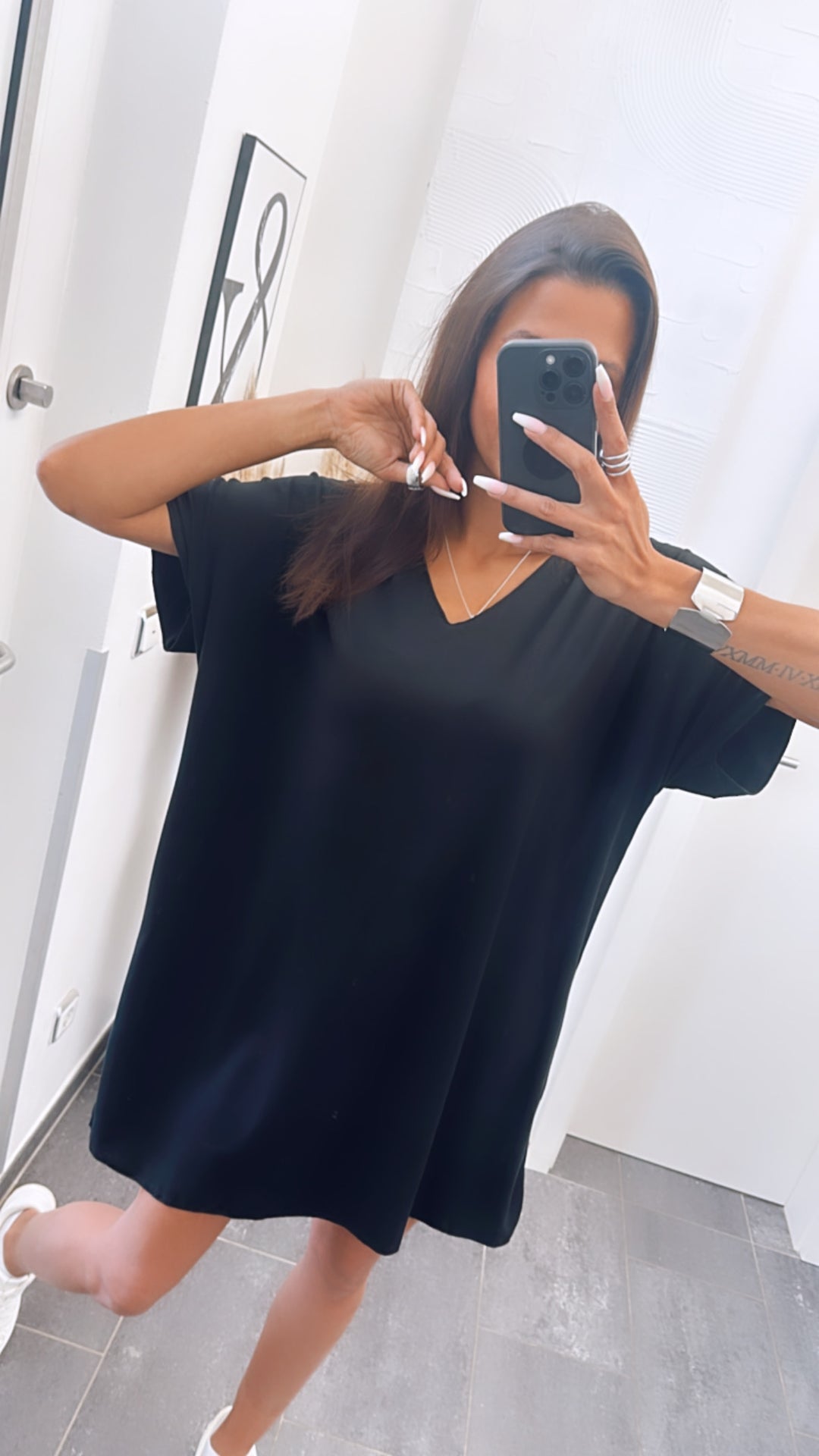 T-shirt Kleid mit V-Ausschnitt / schwarz Art. 6282
