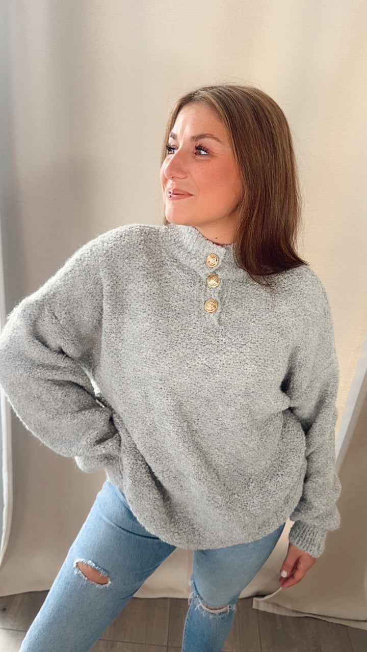 oversize Teddy Pullover mit drei goldenen Knöpfen / hell grau Art. 7619