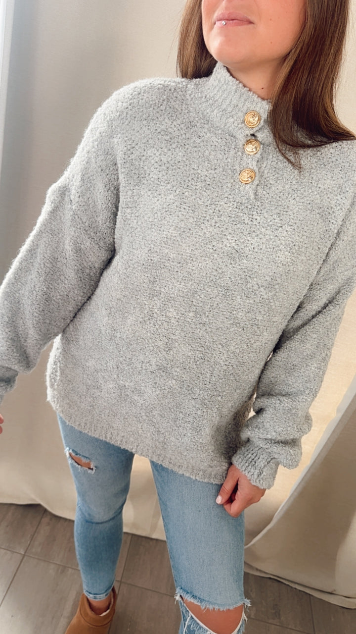 oversize Teddy Pullover mit drei goldenen Knöpfen / hell grau Art. 7619