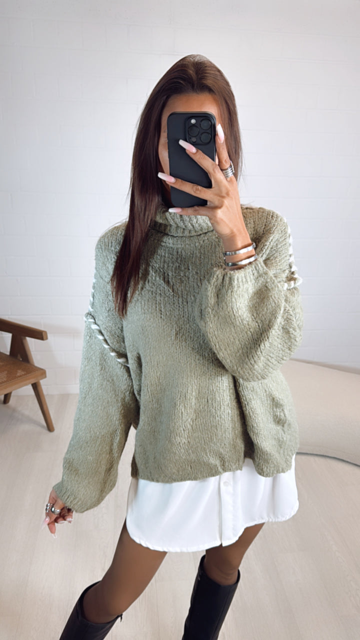 Rollkragen Pullover mit  Akzenten / khaki - weiss Art. 8155