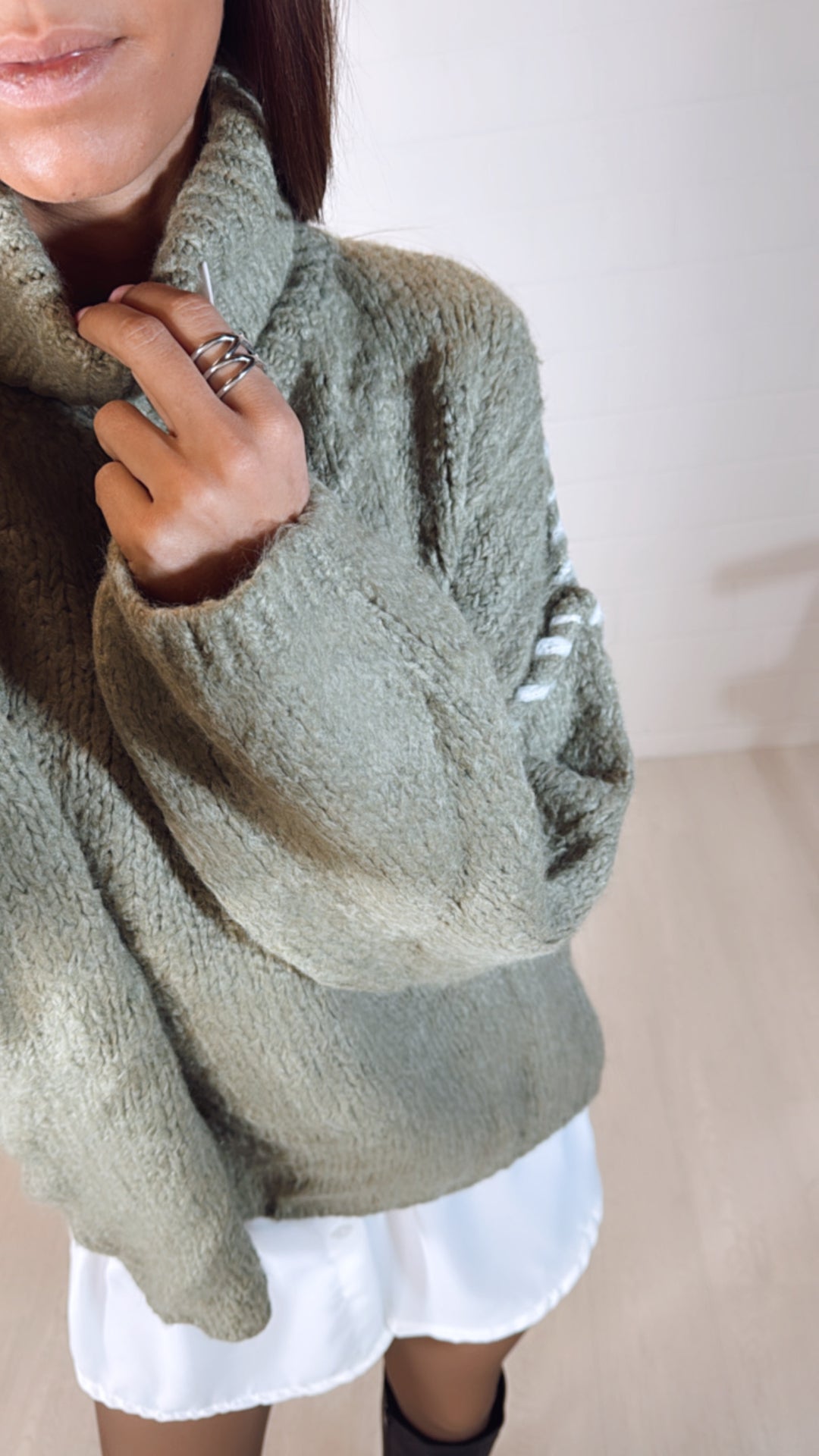 Rollkragen Pullover mit  Akzenten / khaki - weiss Art. 8155