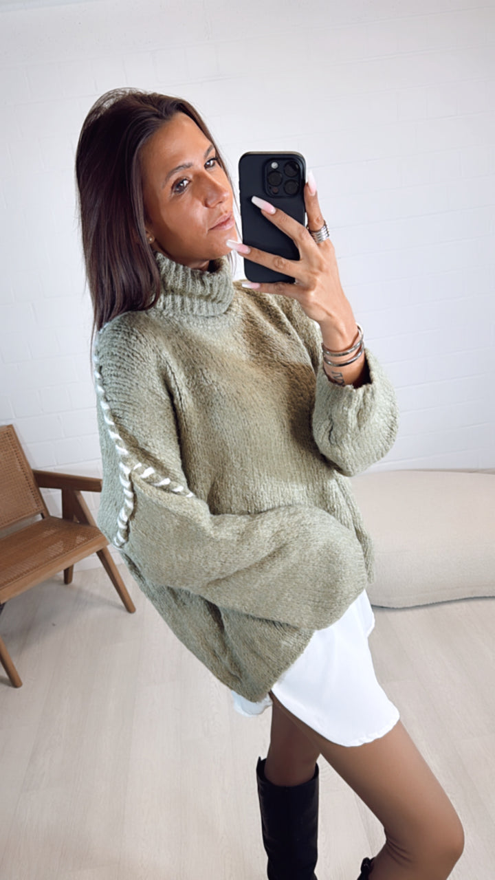 Rollkragen Pullover mit  Akzenten / khaki - weiss Art. 8155